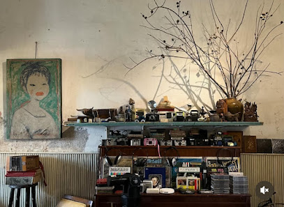 Bicycle up Specialty coffee & Antique store