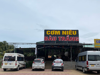 Quán cơm niêu Bàu Trắng