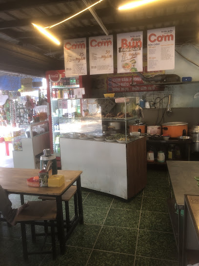 Tư Lùn quán Cơm